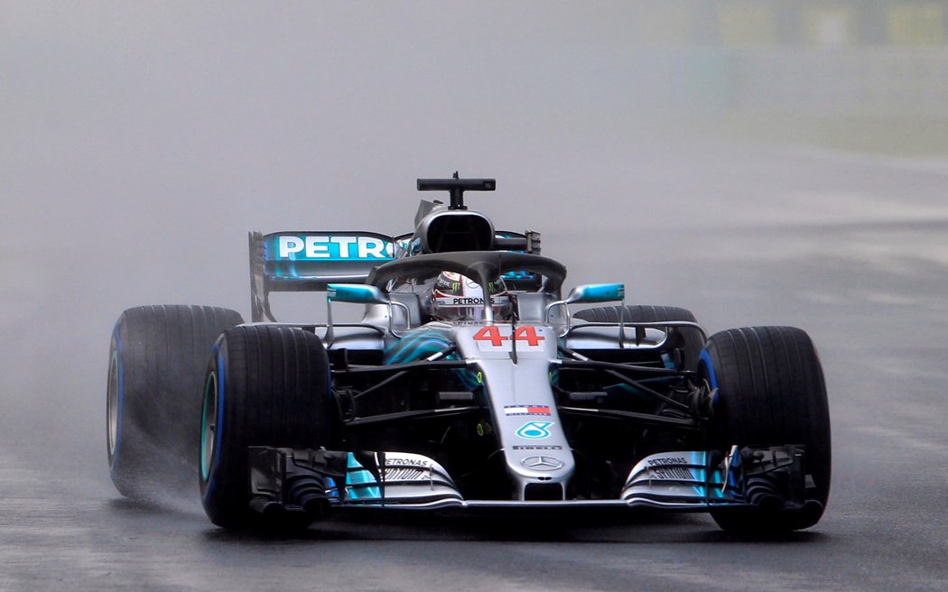 Kvalifikaci na Velkou cenu Maďarska ovládl v bouřce Lewis Hamilton z Mercedesu