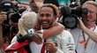 Lewis Hamilton oslavuje pátý titul mistra světa