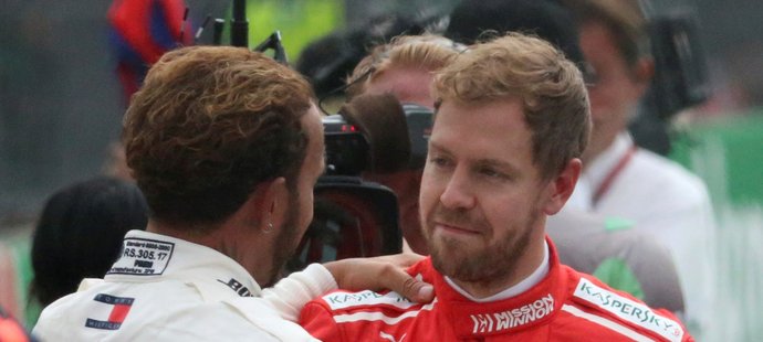 Sebastian Vettel byl mezi prvními, kdo Lewisi Hamiltonovi gratuloval k zisku pátého titulu mistra světa