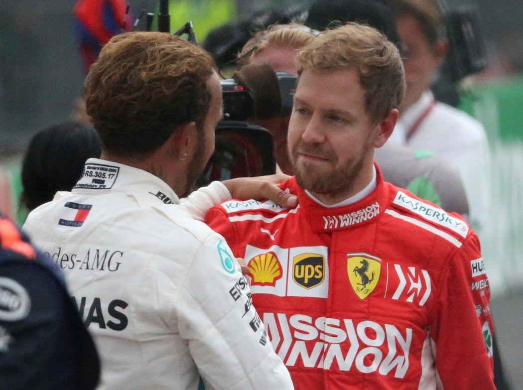 Sebastian Vettel byl mezi prvními, kdo Lewisi Hamiltonovi gratuloval k zisku pátého titulu mistra světa