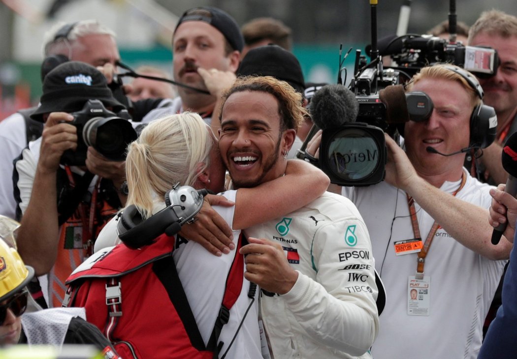 Lewis Hamilton oslavuje pátý titul mistra světa