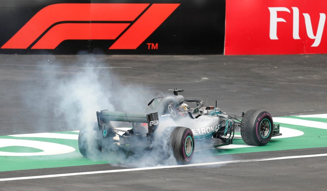 Lewis Hamilton oslavoval pátý zisk titulu mistra světa smyky se svou formulí