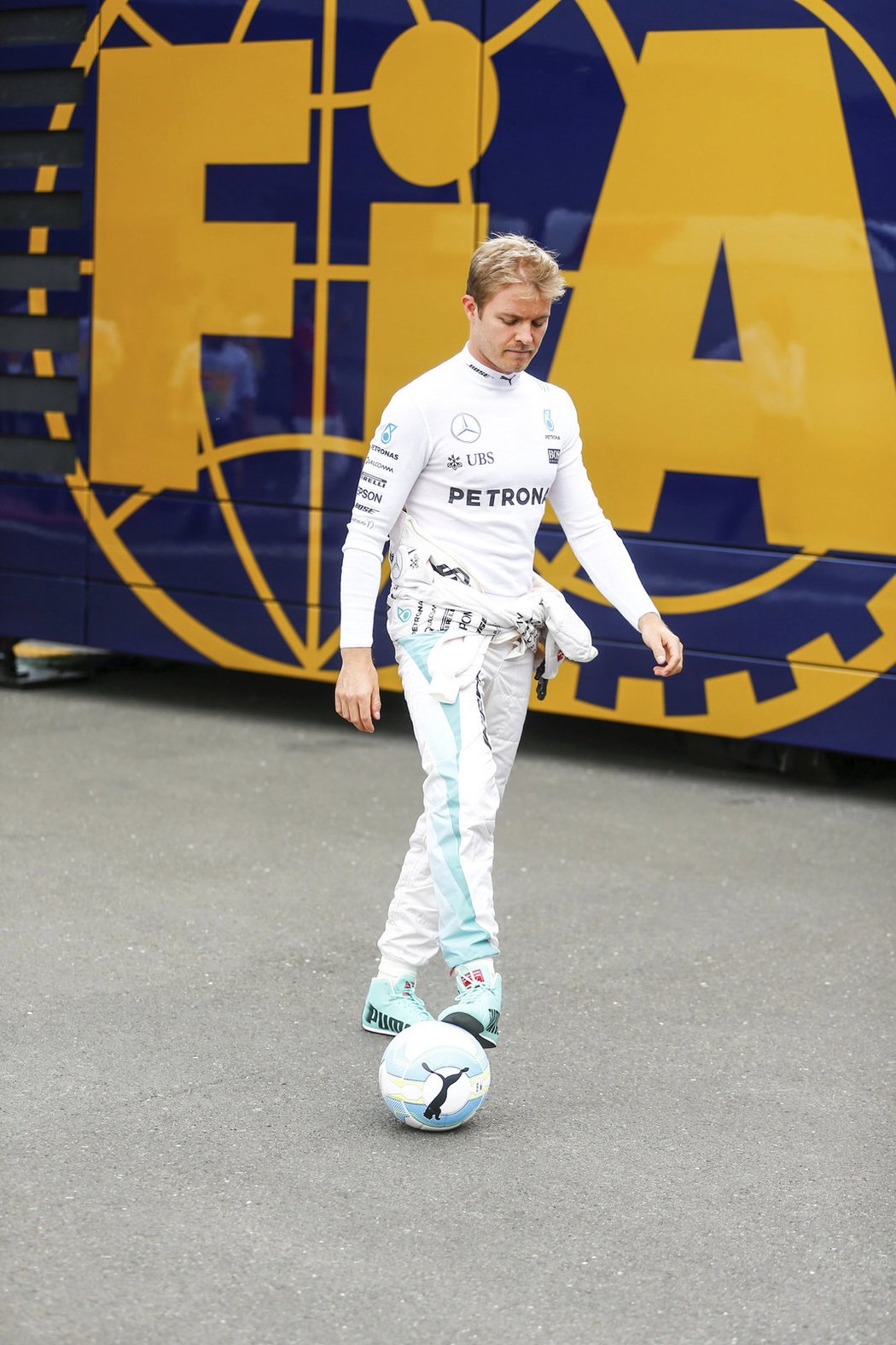 Nico Rosberg si mezi tréninky hrál s fotbalovým míčem