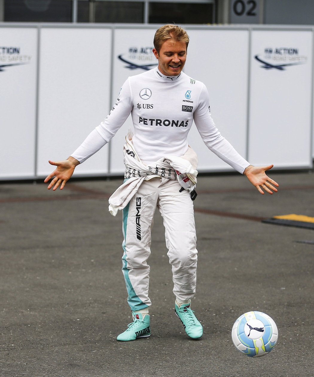 Německý jezdec Nico Rosberg si hrál v boxech s míčem, pak vládl v trénincích