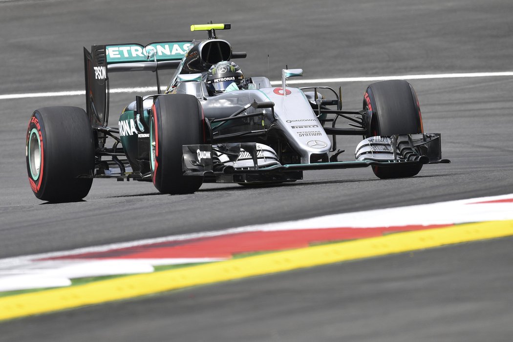 Německý pilot Nico Rosberg v monopostu Mercedesu při tréninku na VC Rakouska