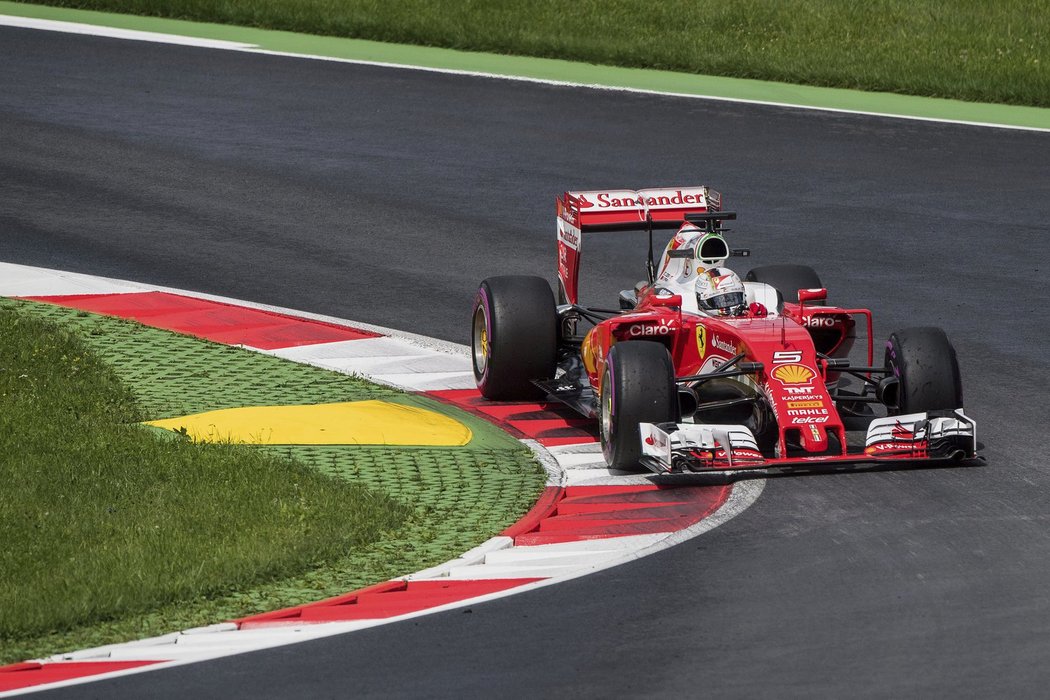 Sebastian Vettel ve Ferrari kroužil v tréninku kolem třetího místa