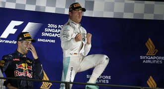 Divoký závěr v Singapuru: Vítěz Rosberg riskoval, Hamilton ztratil pozici