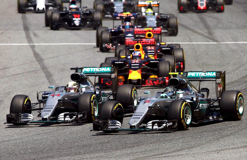 Vzájemný souboj Hamiltona s Rosbergem skončil kolizí a koncem v závodě