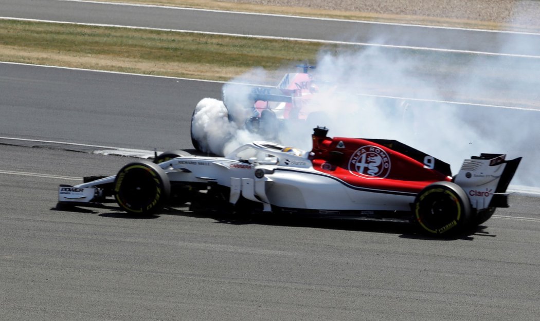 Marcus Ericsson ze Sauberu se během Velké ceny Británie dostal do kolize se Sergiem Perezem