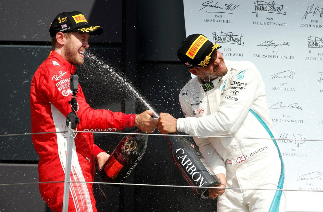 Sebastian Vettel se na stupních vítězů po závodě vzájemně postříkal šampaňským s Lewisem Hamiltonem
