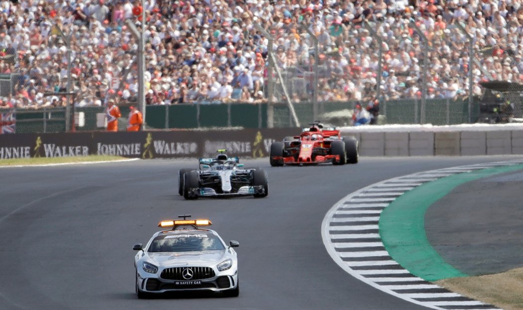 V průběhu závodu musel do akce i Safety car, za kterým jeli Valtteri Bottas a pozdější vítěz Sebastian Vettel