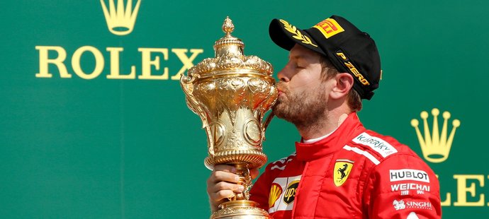 Německý pilot Sebastian Vettel z Ferrari ukončil nadvládu Lewise Hamiltona na jeho domácí trati