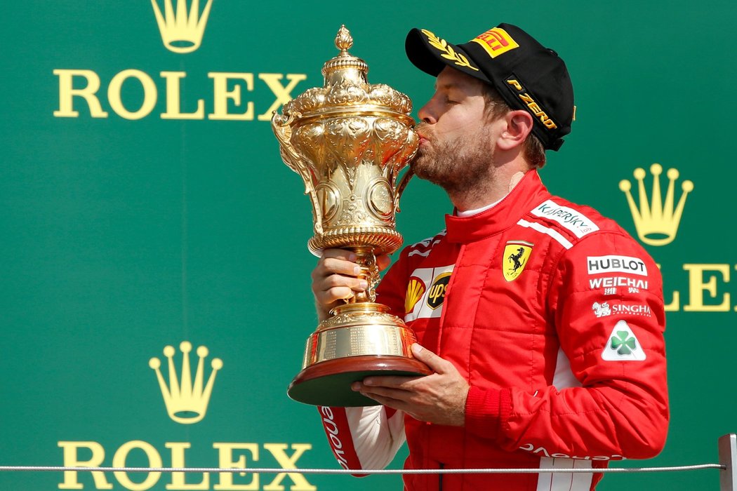 Německý pilot Sebastian Vettel z Ferrari ukončil nadvládu Lewise Hamiltona na jeho domácí trati