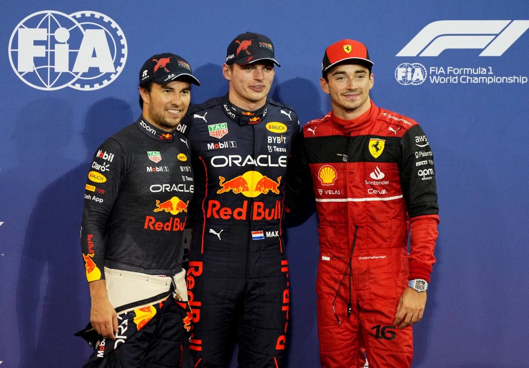 Nejlepší trojice kvalifikace v Abú Zabí: zleva druhý Sergio Pérez, vítěz Max Verstappen a třetí Charles Leclerc