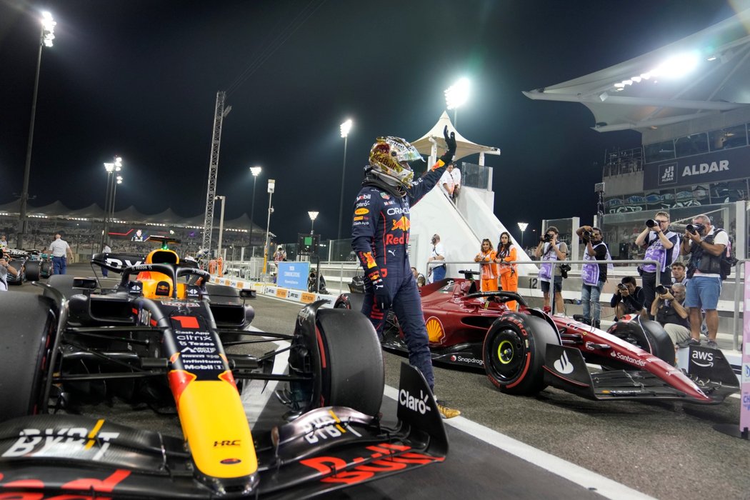 Max Verstappen odstartuje do posledního závodu sezony 2022 z pole position