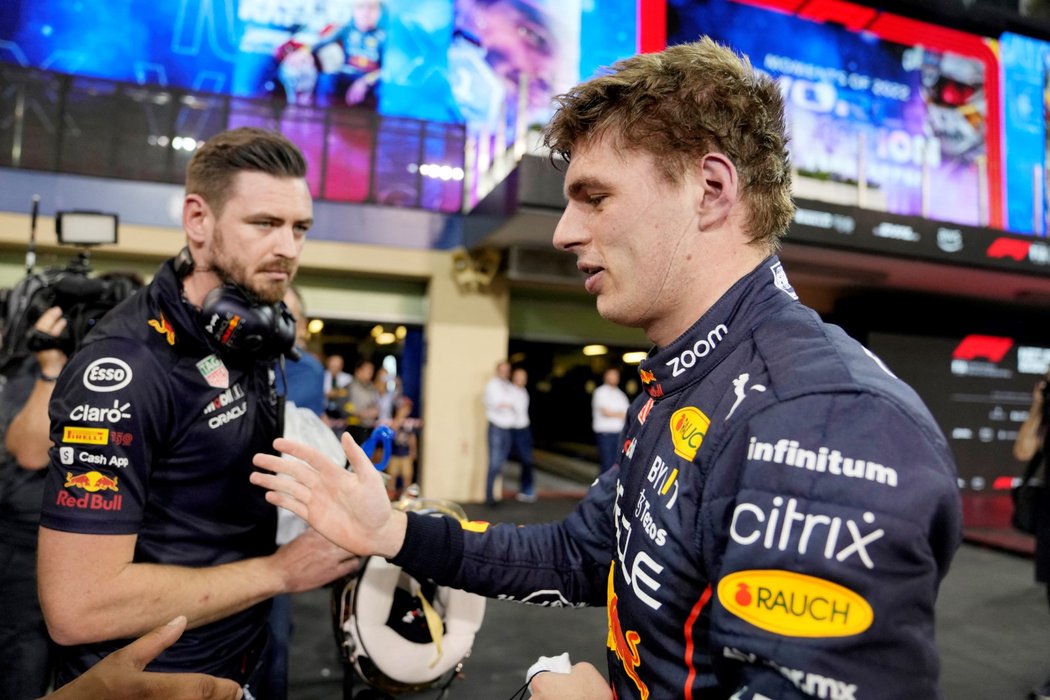 Max Verstappen odstartuje do posledního závodu sezony 2022 z pole position