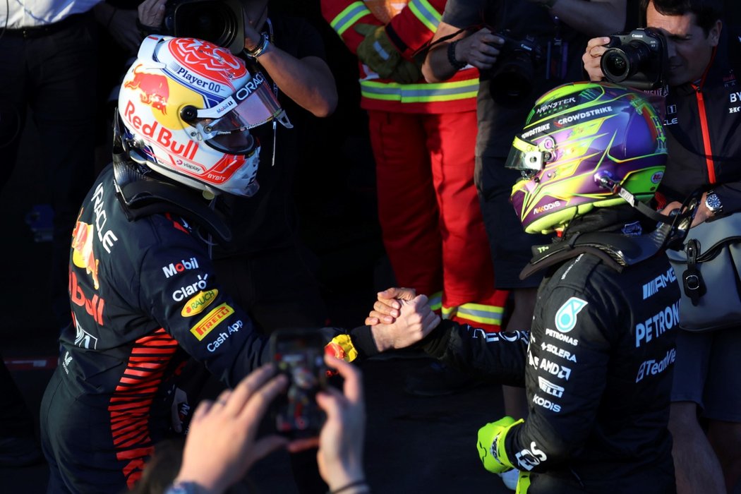 Vítěz Velké ceny Austrálie Max Verstappen se zdraví s druhým Lewisem Hamiltonem