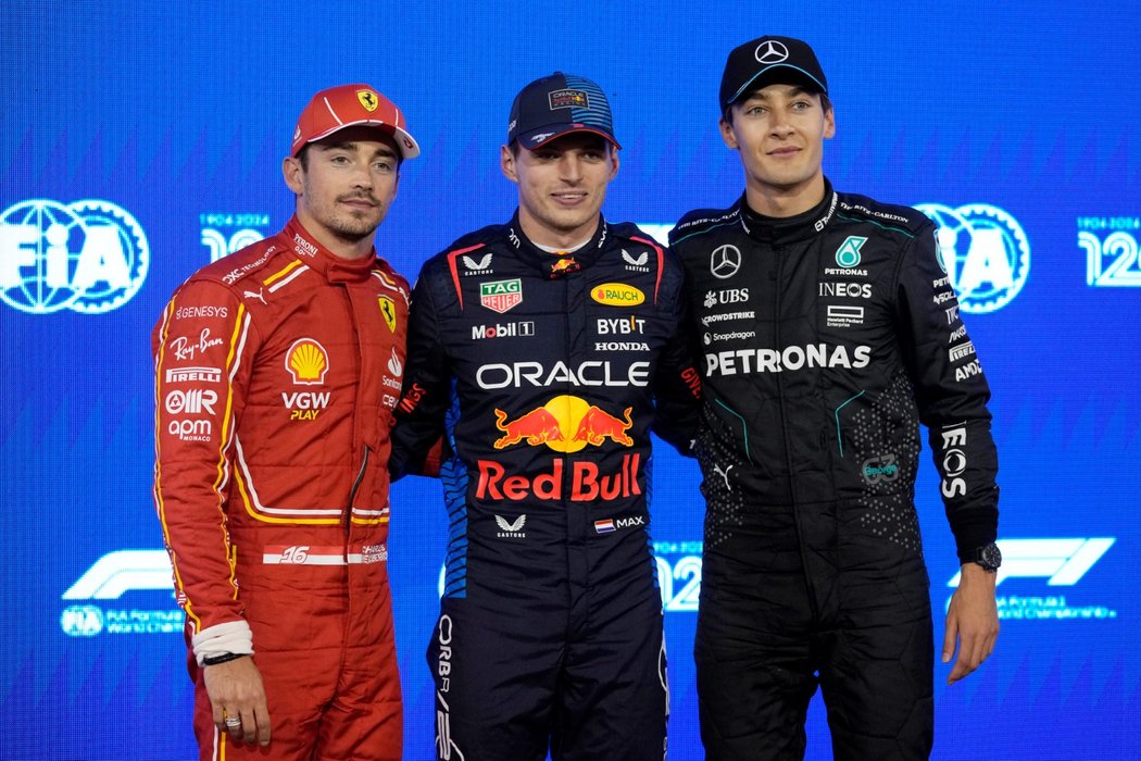 Nejlepší muži kvalifikace v Bahrajnu: zleva druhý Charles Leclerc, vítěz Max Verstappen a třetí George Russell