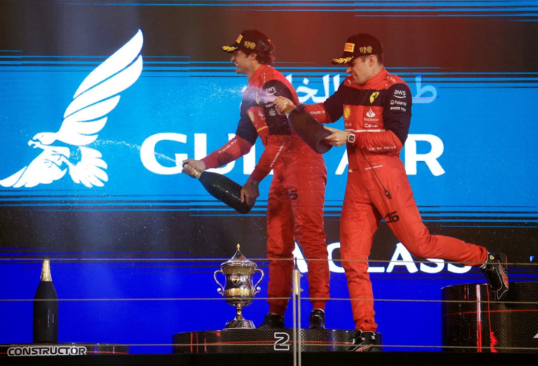 Úžasný den pro Ferrari! Charles Leclerc slavil výhru, Carlos Sainz dojel druhý