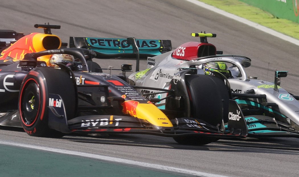 Max Verstappen měl při Velké ceně Brazílie dokonce kolizi s Lewisem Hamiltonem