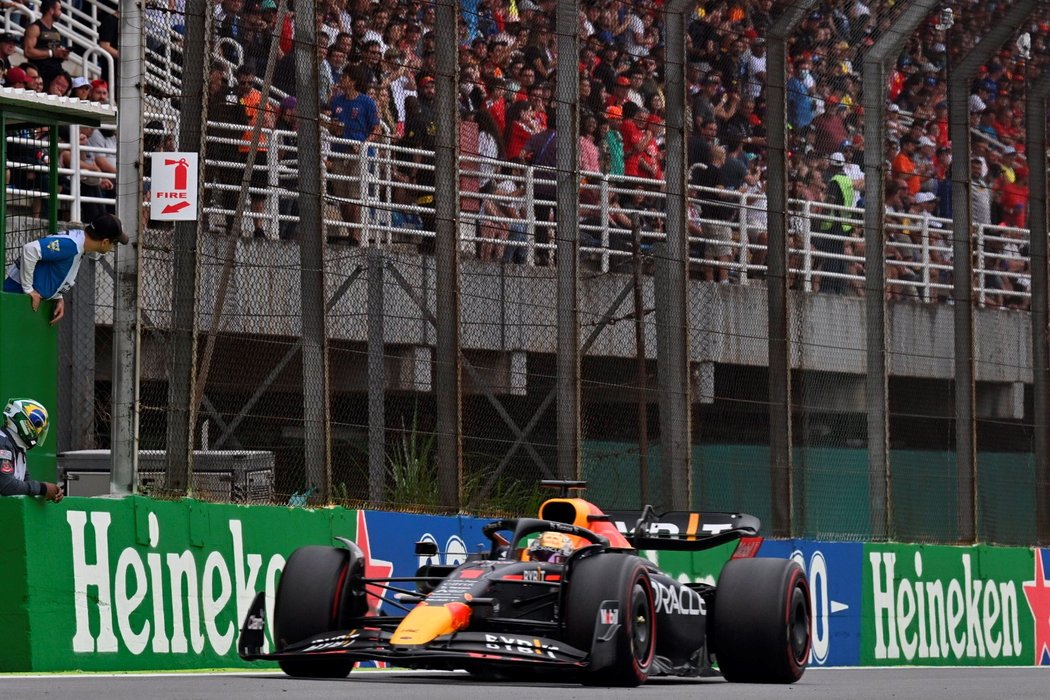Max Verstappen měl při Velké ceně Brazílie dokonce kolizi s Lewisem Hamiltonem