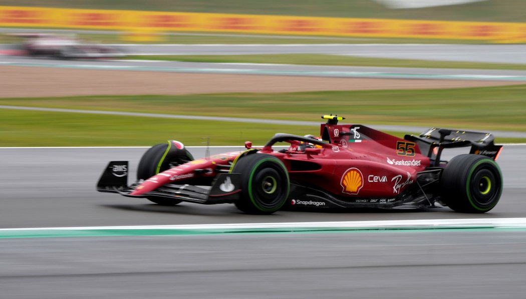 V deštivé kvalifikaci na GP Británie F1 získal první pole position v kariéře Carlos Sainz z Ferrari