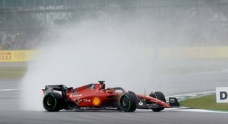 Deštivou kvalifikaci v Británii ovládl Sainz. Slaví první pole position v kariéře