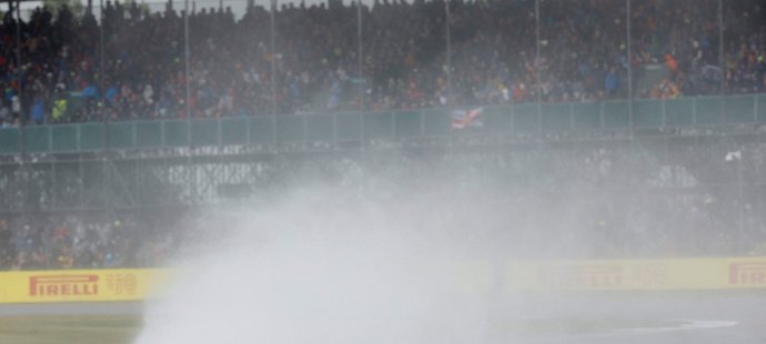 Kvalifikaci F1 na Velkou cenu Británie provázel déšť