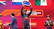Max Verstappen na stupních vítězů oslavuje triumf ve Velké ceně Číny
