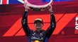 Max Verstappen s trofejí pro vítěze Velké ceny Číny