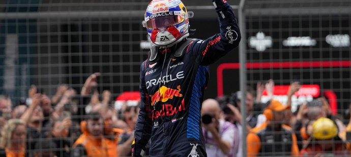 Nizozemský jezdec Max Verstappen se raduje z výhry Velké ceny Číny