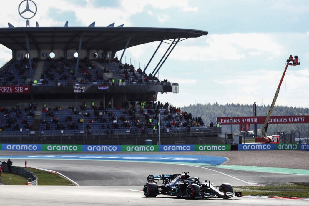 Valtteri Bottas vyhrál kvalifikaci na Nürburgringu, na tribuny se dostalo i pár diváků