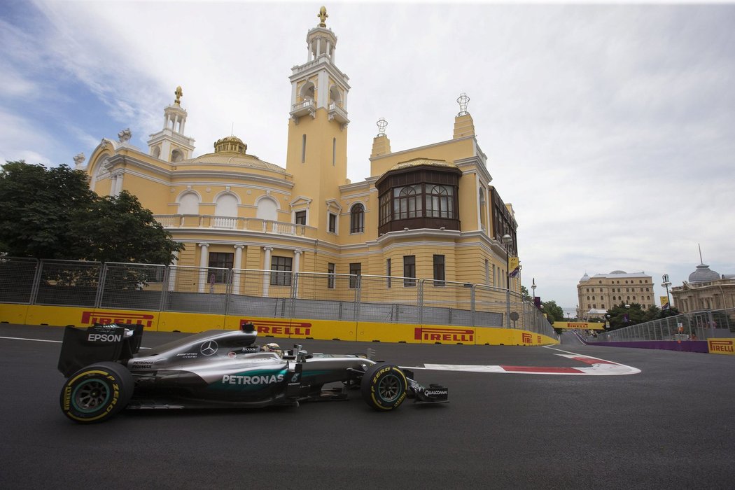 Lewis Hamilton vstupuje do závodu až z desáté příčky