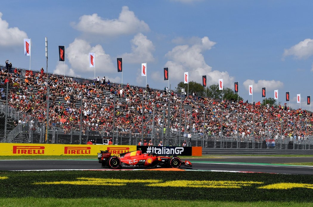 Ferrari vládlo kvalifikaci v Monze, Carlos Sainz vyhrál, Charles Leclerc skončil třetí