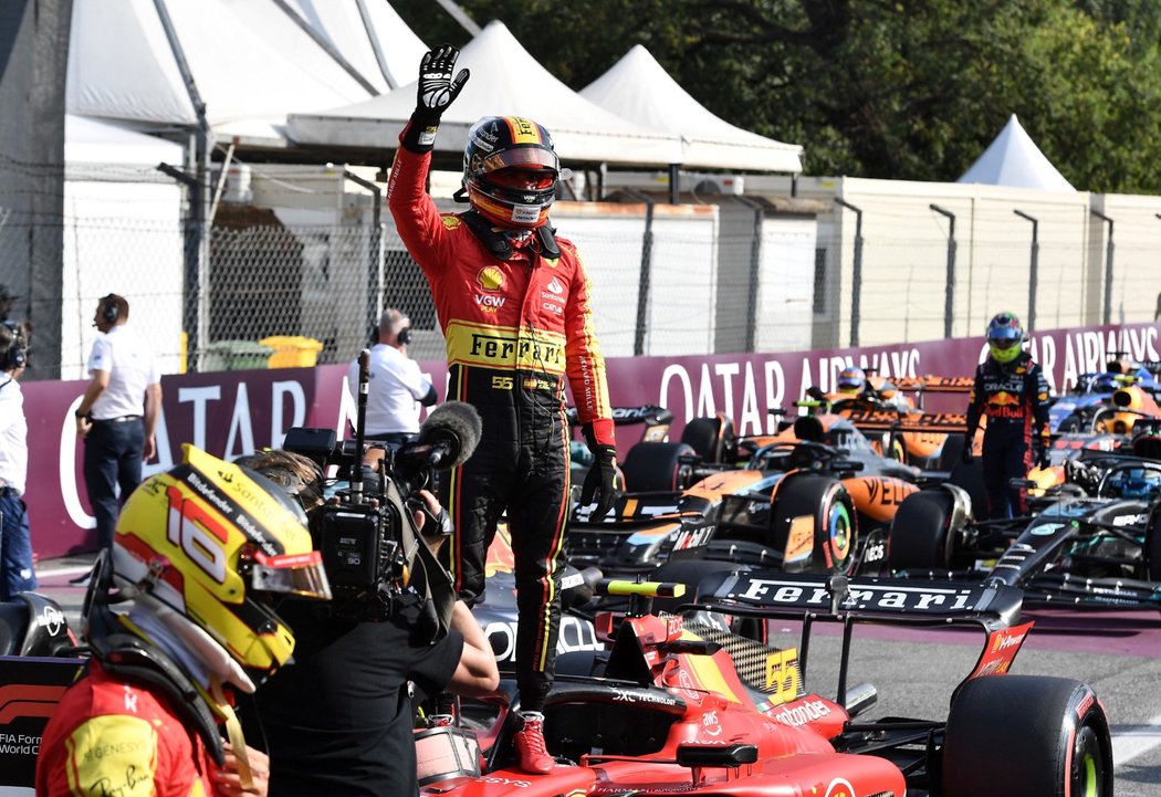 Ferrari vládlo kvalifikaci v Monze, Carlos Sainz vyhrál, Charles Leclerc skončil třetí