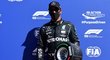 Lewis Hamilton pózuje po vítězné kvalifikaci v Monze