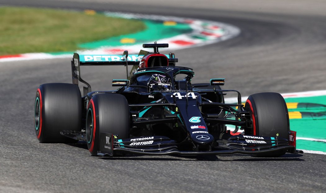 Lewis Hamilton nemá v této sezoně konkurenta, ovládl i kvalifikaci na VC Itálie