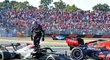Lewis Hamilton vystupuje ze svého vozu po nehodě s Maxem Verstappenem