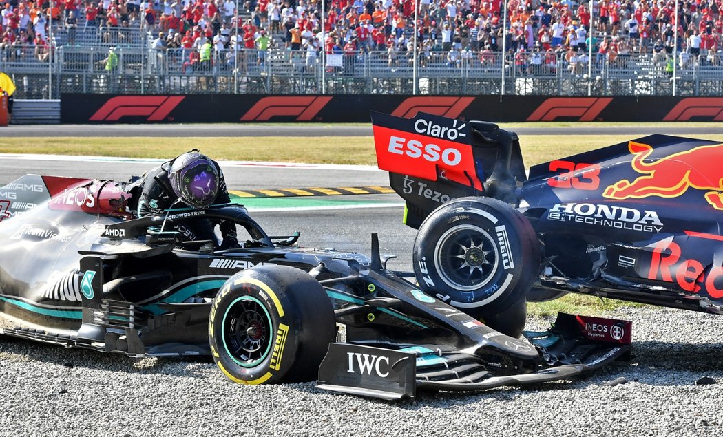 Verstappenova formule zůstala na Hamiltonově voze, oba nemohli v závodě pokračovat