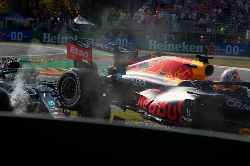 Lewis Hamilton si postěžoval, že si Max Verstappen ani neověřil jeho zdravotní stav