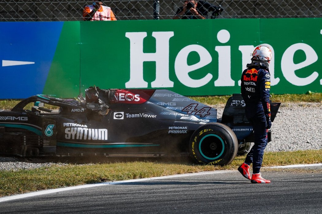 Max Verstappen prochází kolem vozu Lewise Hamiltona