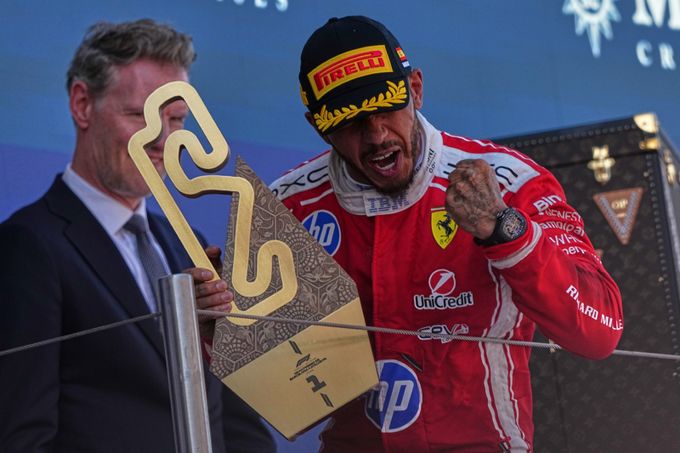 Hamilton slaví první triumf ve Ferrari! Vládl v Katalánsku, lídr Antonelli nedokončil Hamilton slaví první triumf ve Ferrari! Vládl v Katalánsku, lídr Antonelli nedokončil