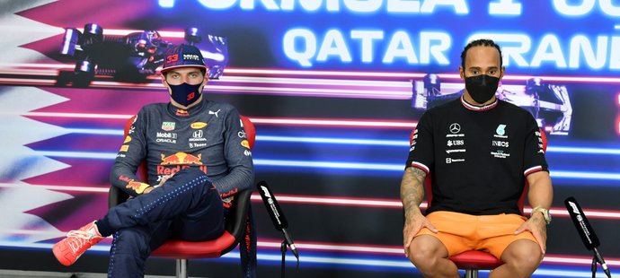 Max Verstappen a Lewis Hamilton na tiskové konferenci po posledním závodu v Kataru