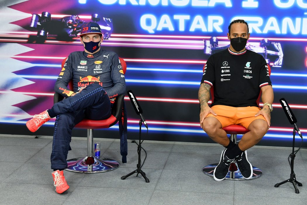 Max Verstappen a Lewis Hamilton na tiskové konferenci po posledním závodu v Kataru