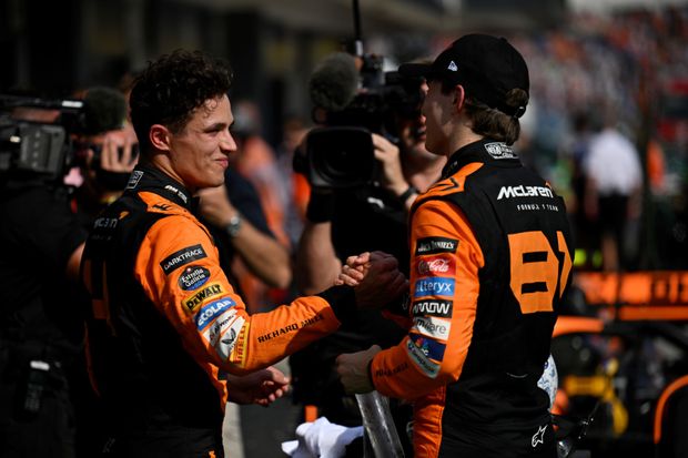 Britský pilot F1 Lando Norris (vlevo) gratuluje parťákovi Oscaru Piastrimu z McLarenu k výhře Velké ceny Maďarska Britský pilot F1 Lando Norris (vlevo) gratuluje parťákovi Oscaru Piastrimu z McLarenu k výhře Velké ceny Maďarska