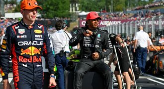 Hamilton slaví pole position. O tři tisíciny sekundy předčil Verstappena