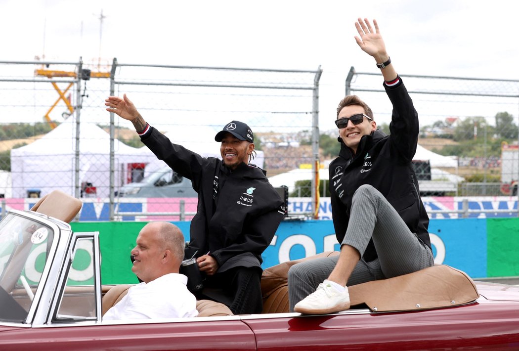 Lewis Hamilton a George Russell zdraví fanoušky před Velkou cenou Maďarska