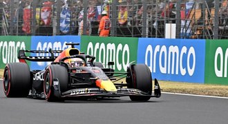 Skvělý Verstappen. Vládl po startu z 10. místa, pódia pro Mercedes