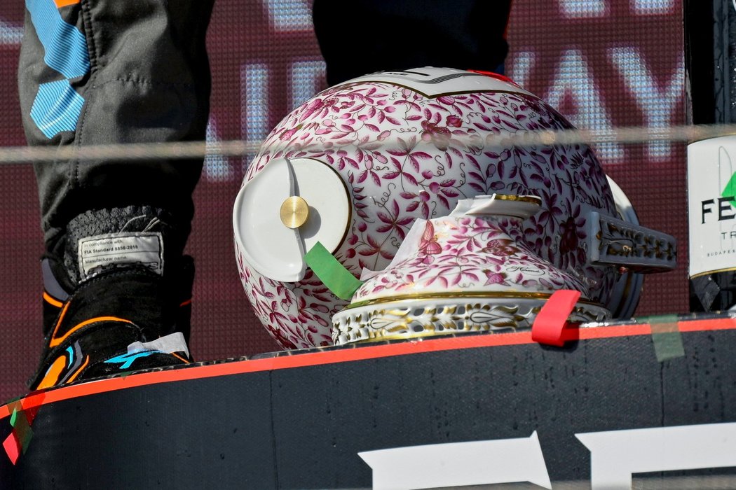 Rozbitá trofej Maxe Verstappena z Velké ceny Maďarska, kterou omylem zničil Lando Norris