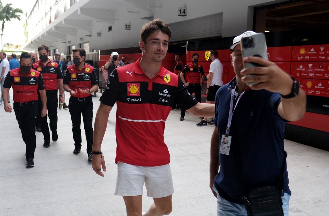 Lídr šampionátu Charles Leclerc potěšil fanouška společnou fotografií